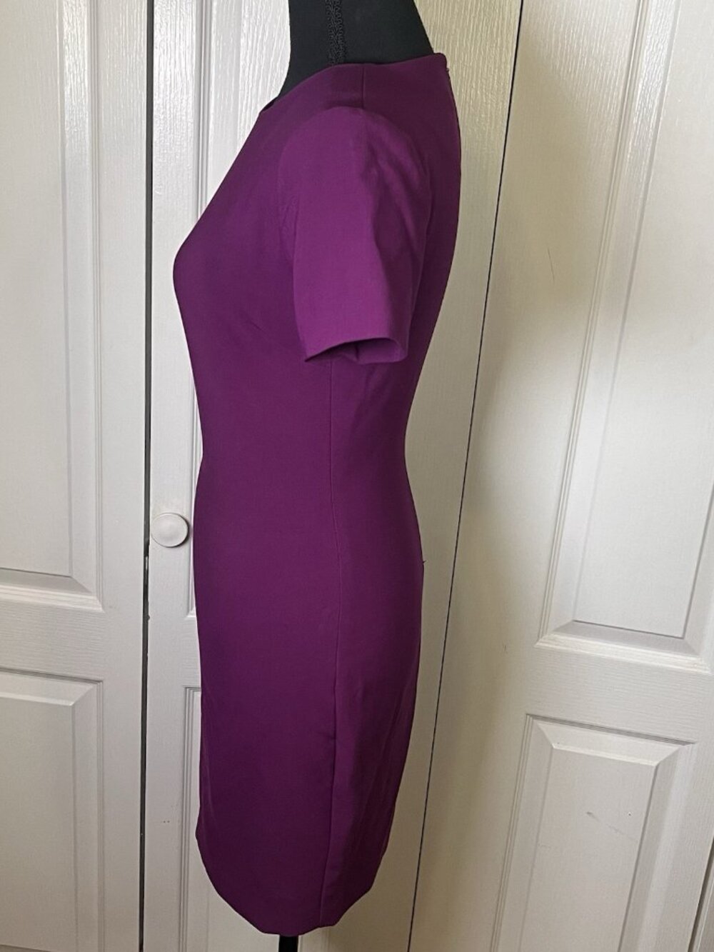 Likely Manhattan Sheath Dress Sz 2 Purple Short Sleeve Crew Neck Zipper Plum - Picture 5 of 10